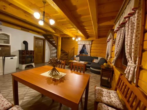 ein Wohnzimmer mit Tisch und Couch in der Unterkunft Roubenky u zvonice in Sobotín