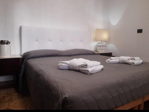 two towels on a bed in a bedroom at Villa Salvina Beach in Fontane Bianche