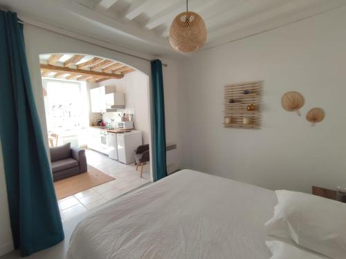 - une chambre avec un lit et un salon dans l'établissement Charmant studio en centre-ville., à Saint-Pierre-sur-Dives