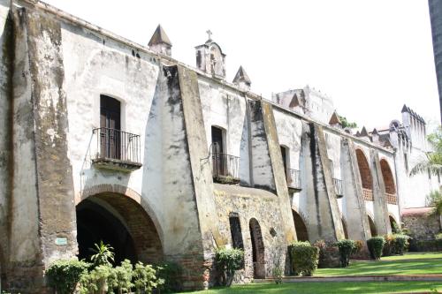 an old building with a gate and a courtyard at Hotel Hacienda Vista Hermosa in Tequesquitengo