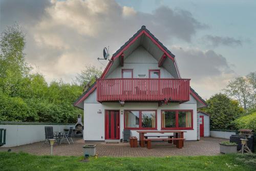 a small house with a red roof and a picnic table at FH Bären Ecke in Kirchheim