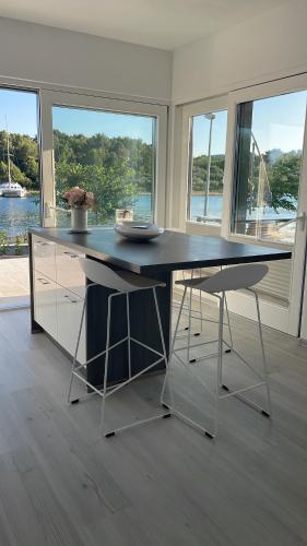 una mesa con 2 sillas en una habitación con ventanas en Prázdninový dům u moře en Bilice