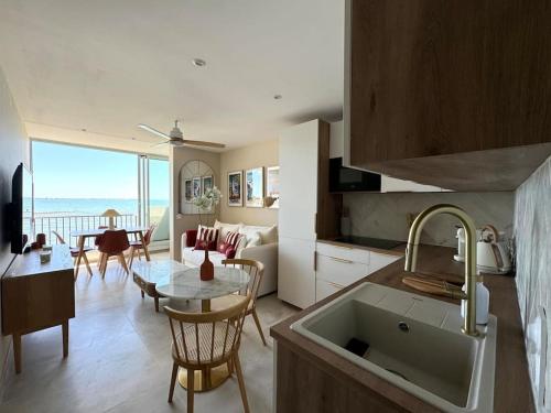 une cuisine et un salon avec vue sur l'océan dans l'établissement Vistalmar La-Grande-Motte, à La Grande Motte