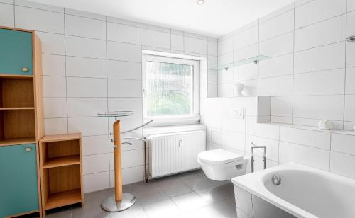 ein weißes Bad mit einem WC und einem Waschbecken in der Unterkunft Ostseebad Zinnowitz - Charmantes Ferienappartement Morgensonne in Zinnowitz