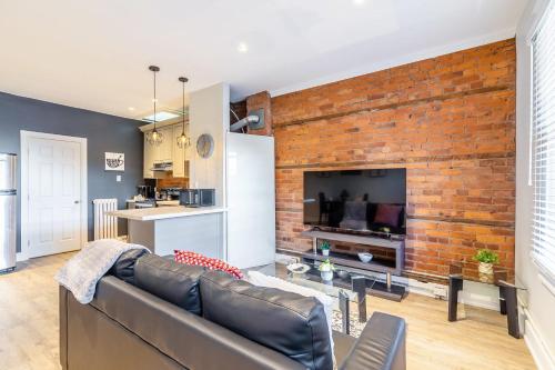 Dapur atau dapur kecil di Cozy 1BR Condo Unit on James Street North