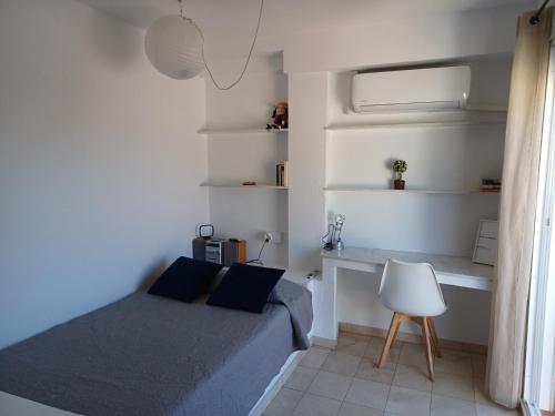 een kleine slaapkamer met een bed en een bureau bij Ático en Estepona, Malaga in Estepona