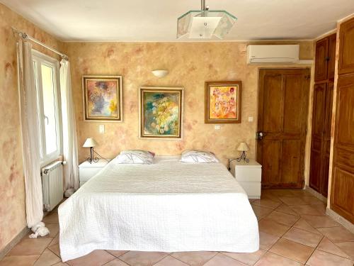 - une chambre avec un lit blanc et deux lampes dans l'établissement Provence Mas de caractère à MONTEUX entre AVIGNON LUBERON Mt VENTOUX, à Monteux