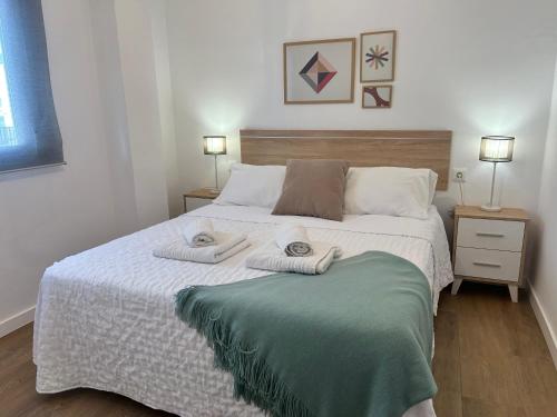 - une chambre avec un lit et des serviettes dans l'établissement Apartment Nerja Caribe, à Nerja