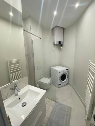 La salle de bains est pourvue d'un lavabo, de toilettes et d'un four micro-ondes. dans l'établissement Appartement Tour Eiffel Invalides, à Paris