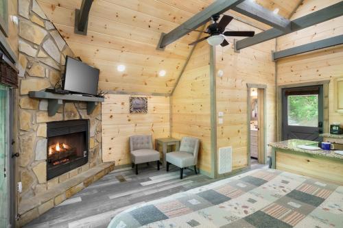 Μια τηλεόραση ή/και κέντρο ψυχαγωγίας στο Lil' Smoky Studio by Stony Brook Cabins