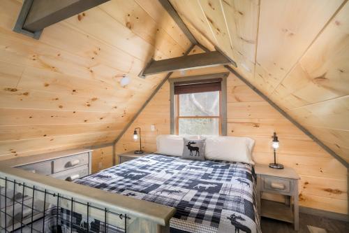 a bedroom in a log cabin with a bed at Bear Necessity by Stony Brook Cabins in Gatlinburg