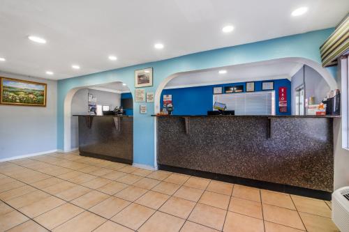 a lobby at a fast food restaurant at Econo Lodge Inn & Suites Virginia Beach - Norfolk in Virginia Beach