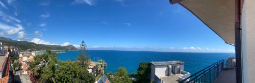 una vista dell'oceano da un edificio di B&B Remare a Marina di Camerota