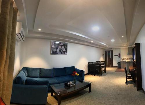 巴里朱拉希的住宿－ميرا هاوس بلجرشي，客厅配有蓝色的沙发和桌子