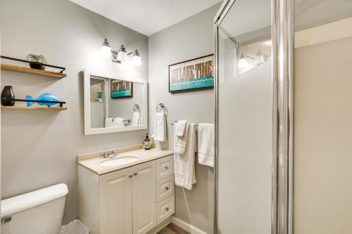 ein weißes Badezimmer mit Dusche und Waschbecken in der Unterkunft Lake of the Ozarks Vacation Rental Boat DockandSlip in Lake Ozark