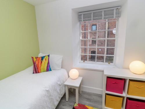 une petite chambre avec un lit et une fenêtre dans l'établissement The Old Factory House, à Berwick-upon-Tweed