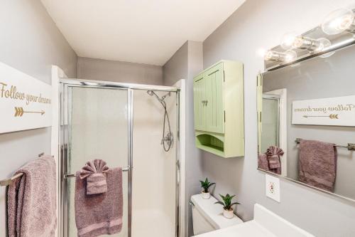 une salle de bain avec douche et lavabo dans l'établissement Peaceful Poway Vacation Rental Near Shops and Dining, à Poway