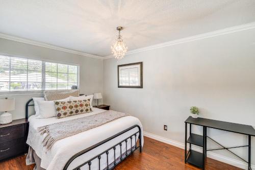 une chambre avec un lit et un lustre dans l'établissement Peaceful Poway Vacation Rental Near Shops and Dining, à Poway