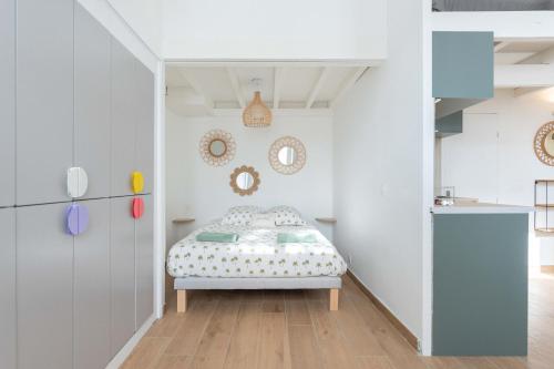 a bedroom with a bed in the middle of a room at Appartement moderne in Marseille