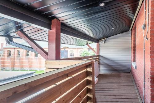 ハミルトンにある2BR King Apt - Netflix Includedの窓のある建物内の木製の通路