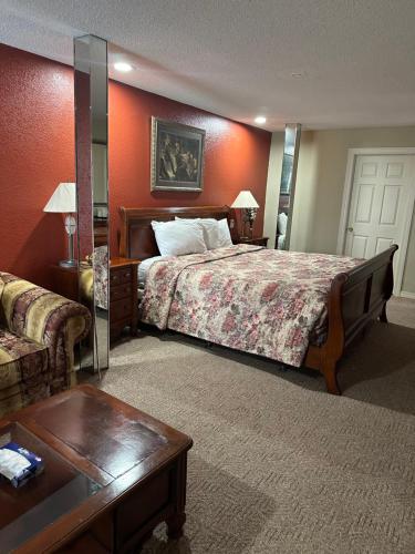 De Queen的住宿－Western Plaza Inn，酒店客房,配有床和沙发