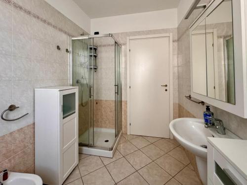 ピアチェンツァにあるPiacenza City House Gardenのシャワー、洗面台、トイレ付きのバスルーム