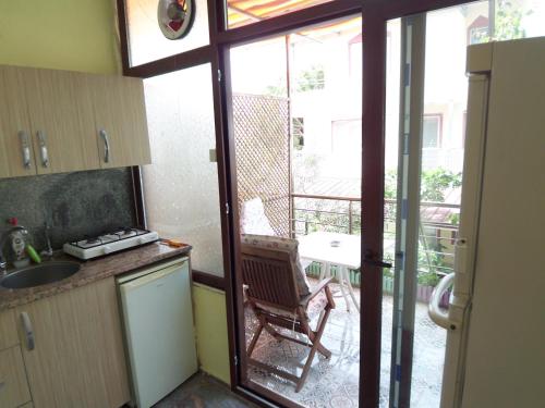 Kuchyň nebo kuchyňský kout v ubytování izmir Tatil Evi Beach Resort Seferihisar