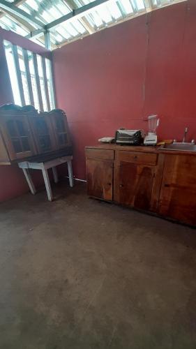 Zimmer mit einem Waschbecken und zwei Stühlen in der Unterkunft Bananas Guest House Private Room in Altagracia