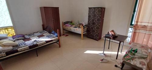 una habitación con 2 camas y una mesa en una habitación en Room for 4s NEW location elektra, en Abu Dabi
