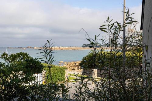 hjem petite, Port Blanc Facing the sea