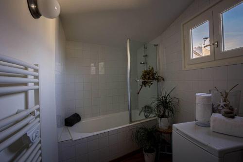 une salle de bain avec douche et baignoire dans l'établissement hjem petite, Port Blanc Facing the sea, à Penvénan