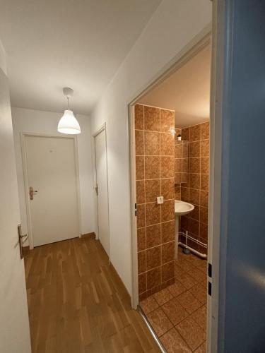 Cette chambre vide comprend une salle de bains pourvue d'une douche. dans l'établissement Cozy Corner near Paris La Defense Grande Arche, à Courbevoie