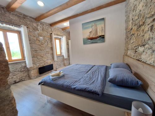 TribaljにあるVilla Stone castleの石の壁の中にベッドが置かれた寝室
