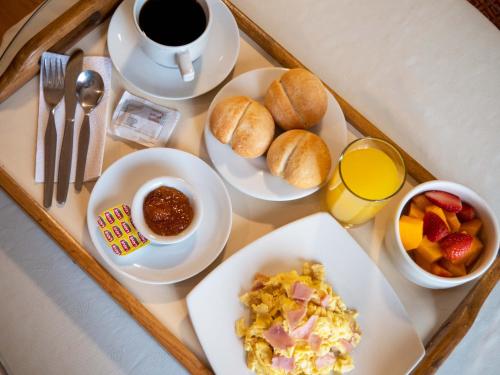 ein Tablett mit Frühstückslebensmitteln und einer Tasse Kaffee in der Unterkunft Hotel Britania San Borja in Lima