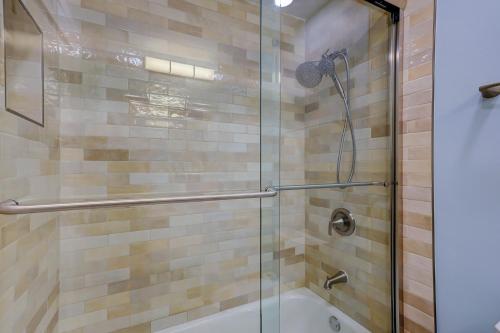 Un baño con ducha con puerta de cristal en Updated luxury two bedroom The Greens Condo New Baths walk in shower Nice Kitchen Golf Views, en Hilton Head Island