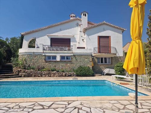 une villa avec piscine devant une maison dans l'établissement VILLA 4 Étoiles, MOANA , mer à 50 m ,été du Samedi au Samedi, à Saint-Peïre-sur-Mer
