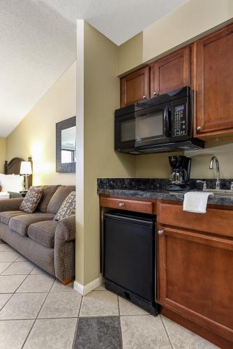 a kitchen with a microwave and a couch in a room at The Shores in Williamsburg