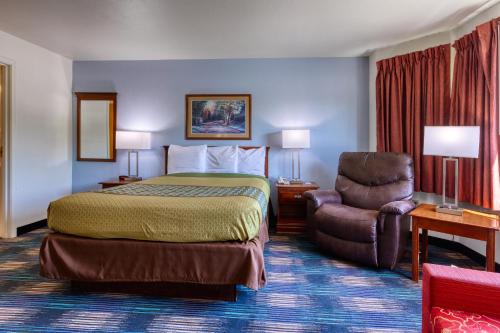Ein Bett oder Betten in einem Zimmer der Unterkunft All Towne Suites