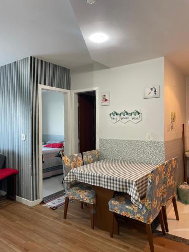 a room with a table and chairs and a bedroom at FLAT frente Mar Green Diamond in Vila Velha