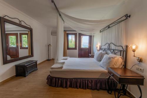 sypialnia z łóżkiem z lustrem i stołem w obiekcie Maris Butik Hotel w mieście Turunç