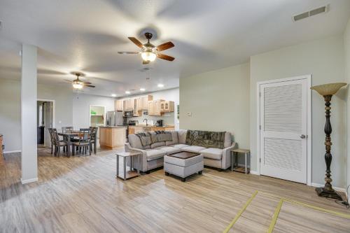 Χώρος καθιστικού στο Pet-Friendly Downtown Fulton Apt with Smart TV!