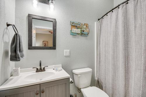Ένα μπάνιο στο Pet-Friendly Downtown Fulton Apt with Smart TV!