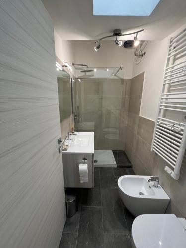 a bathroom with two sinks and a toilet at Monolocale Pura Vida in Viareggio