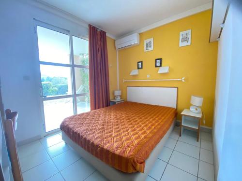 une chambre avec un lit et une grande fenêtre dans l'établissement Appartement 3 Pièces avec Terrasse et Piscine à Saint-Raphaël - FR-1-504-683, à Saint-Raphaël