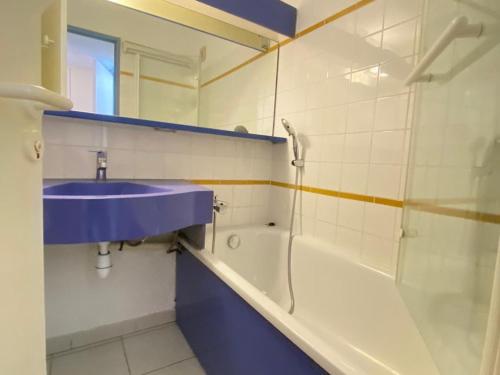 une salle de bain avec un lavabo et une baignoire dans l'établissement Appartement 3 Pièces avec Terrasse et Piscine à Saint-Raphaël - FR-1-504-683, à Saint-Raphaël