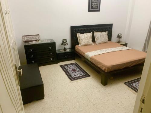 1 dormitorio con 1 cama, vestidor y 1 cama sidx sidx sidx en Dream Appartement El Aouina en Túnez