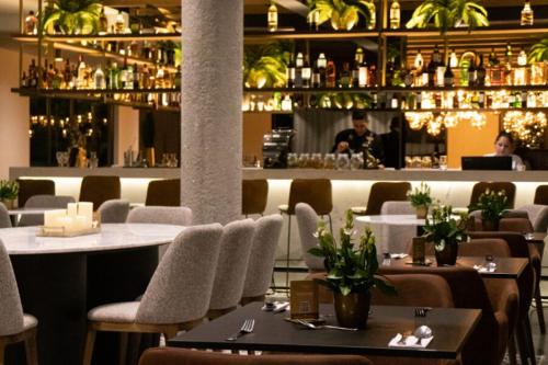a restaurant with tables and chairs and a bar at Estelar Recinto Del Pensamiento Hotel Y Centro De Convenciones in Manizales