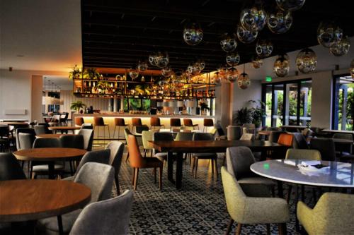 a restaurant with tables and chairs and a bar at Estelar Recinto Del Pensamiento Hotel Y Centro De Convenciones in Manizales