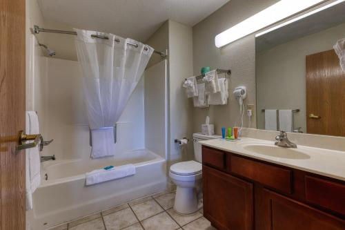 Ein Badezimmer in der Unterkunft All Towne Suites