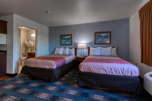 Ein Bett oder Betten in einem Zimmer der Unterkunft All Towne Suites